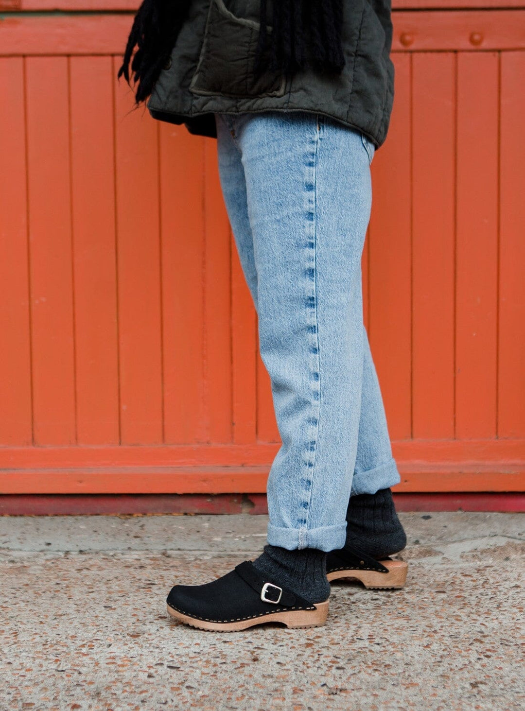 Model wearing light denim jeans, black socks and low Klassisk Clog with Strap KIT + CLOGS