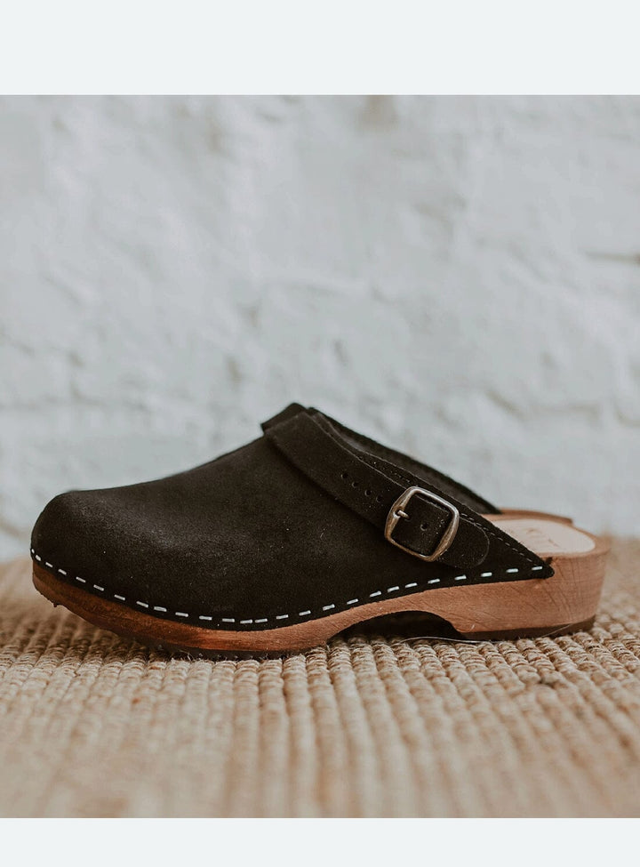 Low Klassisk Clog with Strap from KIT + CLOGS in 37 Onyx Suede