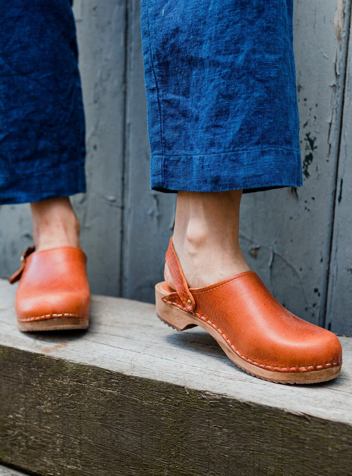 Low Klassisk Clog with Strap n Cumin leather fromKIT + CLOGS