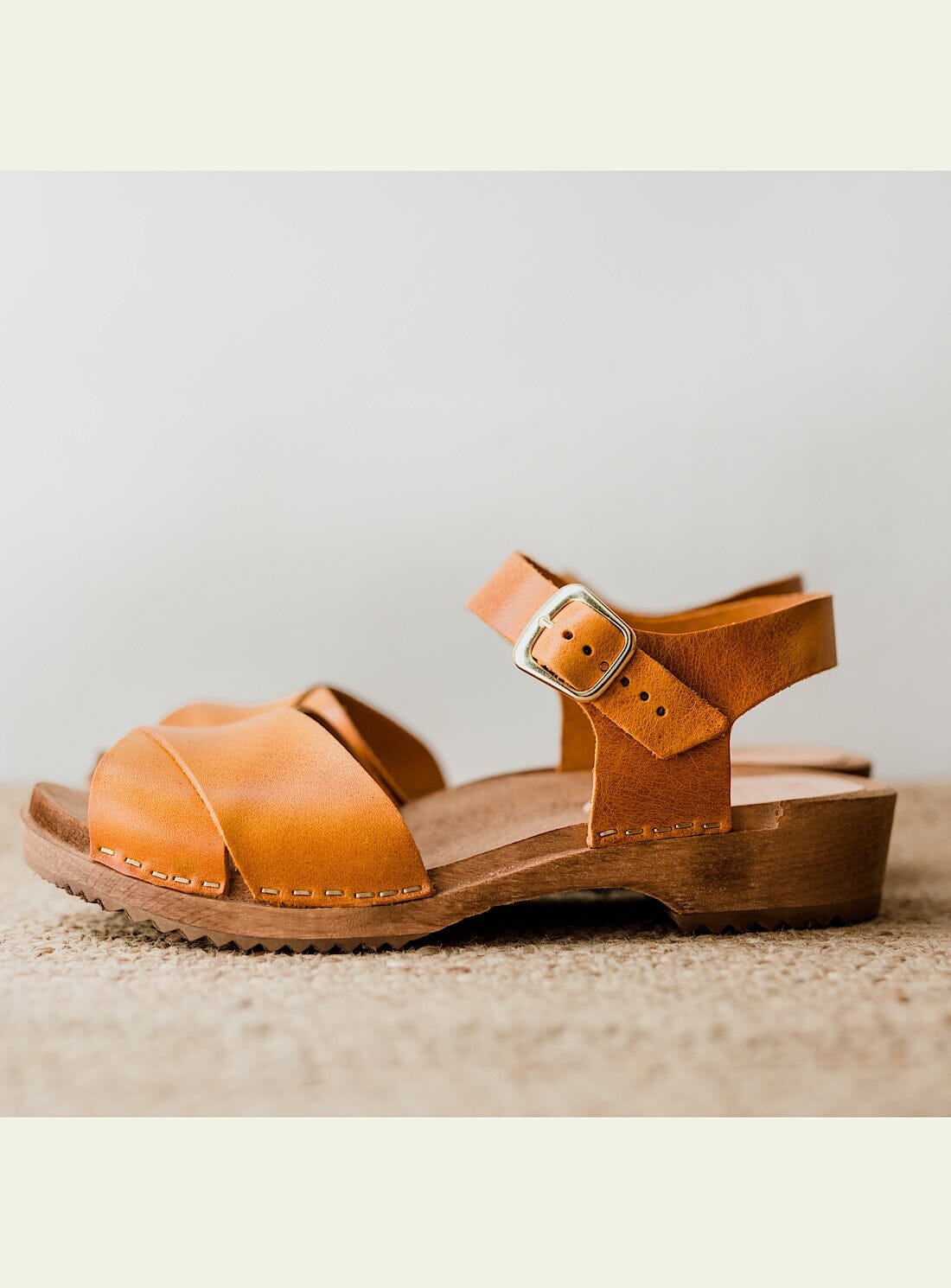 Low store clog sandals