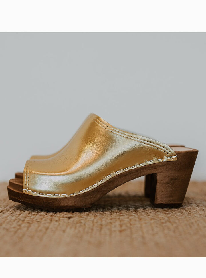 Mid Klassisk Sol Clog in Gold from KIT + CLOGS product shot